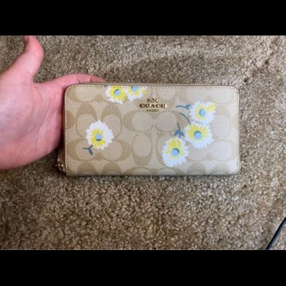Coach Daisy print handbag and matching wallet. - Picture 5 of 7